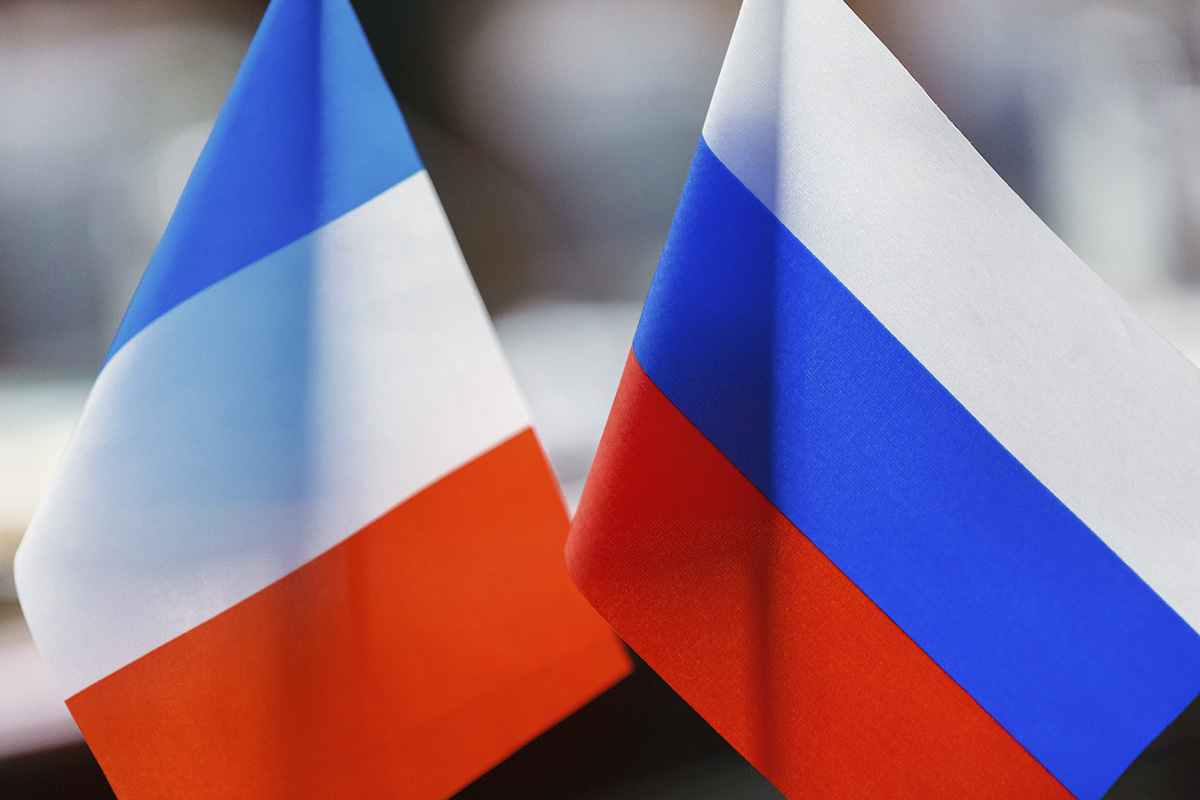 Российский француз. Флаг Франции и России. Россия и Франция. Российский и французский флаги. Франция и Россия Дружба.